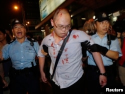 警察协助一名在旺角声援占中被反占中人士用硬物袭击受伤的男子