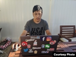 前新浪微博内容审核员刘力朋2020年8月在美国家中 （刘力朋本人提供）