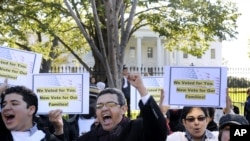 Unjuk rasa menuntut reformasi imigrasi di depan Gedung Putih (foto: dok), Presiden Obama berencana mengusulkan RUU Imigrasi kepada Kongres AS dalam masa jabatan keduanya.