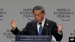 리창 중국 국무원 총리가 27일 톈진에서 개막한 '세계경제포럼(WEF) 하계 연례회의에서 연설하고 있다. (자료사진)