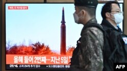 11일 한국 서울역에 설치된 TV에 올해 들어 북한 두 번째 탄도미사일 발사 관련 보도가 나오고 있다.