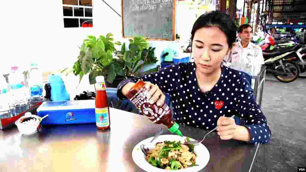 Food writer Wanvida Jiralertpaiboon tries the American Sriracha sauce. (Z. Aung/VOA)