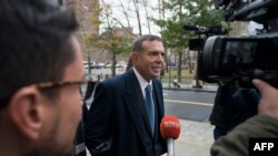 L'ancien président de la Fifa arrive à la cour de Justice à Brooklyn, New York, le 13 novembre 2017. AFP PHOTO / Don EMMERT