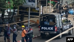 Polisi menindak keras dan menangkap para pengunjuk rasa yang melakukan aksi protes menentang kudeta militer, di Yangon, Myanmar, 27 Februari 2021. (Foto: dok).