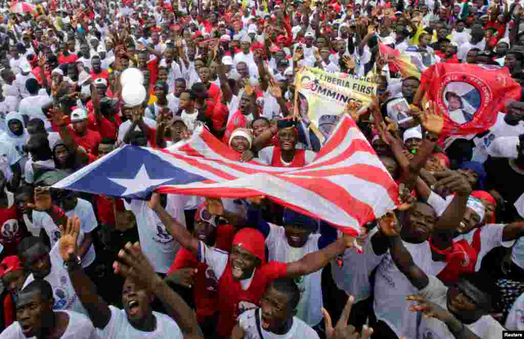 Supporters of Alexander Cummings, presidential candidate of the Alternative National Congress (ANC), attend a meeting during their party&#39;s presidential campaign rally at the Antoinette Tubman Stadium in Monrovia, Liberia, Oct. 07, 2017.