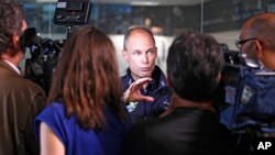 Bertrand Piccard, penggagas dan pemimpin Solar Impulse, menjawab pertanyaan wartawan di pusat kendali penerbangan Solar Impulse di Monaco, 1 Juni 2015. 