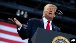 Presiden Amerika Serikat, Donald Trump saat kampanye di Kellogg Arena, Battle Creek, Michigan, 18 Desember 2019. 