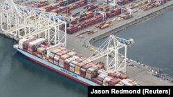  Sejumlah kontainer yang sebagian besar berisi kertas dan sampah plastik yang dikembalikan ke negara asal, sebagai ilustrasi. (Foto: REUTERS/Jason Redmond)