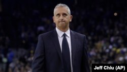 Igor Kokoškov tokom drugog poluvremena utakmice između Finiksa Sansa i Golden Stejt Voriorsa (Foto: AP/Jeff Chiu)