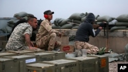 12일 이라크 정부군이 티크리트 인근에서 수니파 무장반군 ISIL에 대항해 공격 작전을 펼치고 있다.