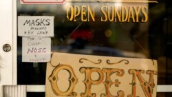 Znak o obavezi nošenja maske u izlogu jednog restorana u San Antoniju u Teksasu, 3. marta 2021.