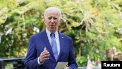 Presiden AS Joe Biden berbicara kepada awak media setelah melangsungkan pertemuan dengan sejumlah kepala negara membahas dugaan rudal Rusia yang jatuh di Polandia. Konferensi pers berlangsung di Bali, pada 16 November 2022. (Foto: Reuters/Kevin Lamarque) 