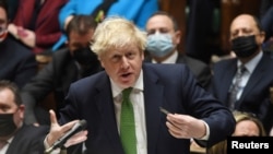 Arhiva - Britanski premijer Boris Džonson govori pred poslanicima parlamenta, u Londonu, 19. januara 2022.
