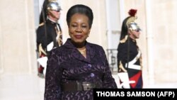 La présidente intérimaire de la République centrafricaine Catherine Samba-Panza quitte le Palais de l'Elysée à Paris après une rencontre avec le président français François Hollande, le 27 mai 2015.