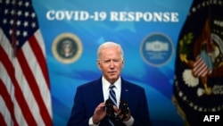 Le président américain Joe Biden avec le vice-président Kamala Harris prononce une allocution sur la réponse de Covid-19 et les vaccinations dans le South Court Auditorium de la Maison Blanche à Washington DC. (Photo AFP/JIM WATSON)