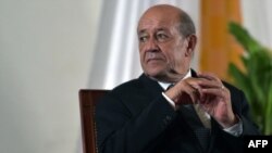 Le ministre français des Affaires étrangères, Jean-Yves Le Drian lors d'un événement appelé "Hub franco-ivoirien pour l'éducation" à Yamoussoukro, le 18 octobre 2018.