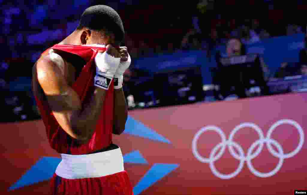 Jamel Herring dari AS meninggalkan arena setelah kalah dari petinju Kazakhstan&nbsp;Daniyar Yeleussinov pada partai tinju kelas bulu (64 kg) putaran 32 besar.