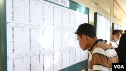 រូបឯកសារ៖ បុរសម្នាក់កំពុងស្វែងរកឈ្មោះរបស់ខ្លួនដើម្បីធ្វើការបោះឆ្នោត នៅព្រឹកថ្ងៃទី២៩ ខែ កក្កដា ឆ្នាំ ២០១៨ នៅការិយាល័យបោះឆ្នោត «សាលាគរុកោសល្យវិក្រិត្យការក្រុង» ក្រុងតាខ្មៅ ខេត្តកណ្តាលប្រទេសកម្ពុជា។ (ទុំ ម្លិះ/VOA) 