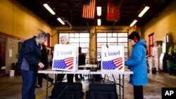 지난달 29일 열린 사우스캐롤라이나 예비선거에 유권자들이 투표하고 있는 모습