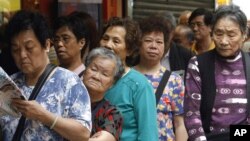 The suspects were arrested in an operation encompassing four districts in the capital, following a complaint by Chinese police, who say sophisticated extortion rings hide overseas and use Internet phone-call technology to target Chinese victims.
