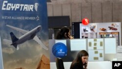 បុគ្គលិក​ធ្វើ​ការ​នៅ​ក្រុមហ៊ុន​អាកាសចរណ៍ EgyptAir ដែល​បាន​បើក​ឡើង​វិញ​នៅ​ព្រលាន​យន្តហោះ Charles de Gaulle នៅ​ខាង​ក្រៅ​ក្រុង​ប៉ារីស កាលពី​ថ្ងៃទី១៩ ខែឧសភា ឆ្នាំ២០១៦។