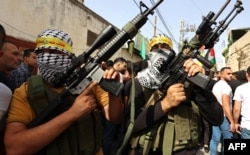 Warga Palestina bergabung dengan pelayat saat pemakaman dua pria Palestina, Jihad Saleh, 29 tahun, dan Mohammed Abu Zer, 17 tahun, yang tewas dalam serangan Israel di Desa Zawata, sebelah barat Kota Nablus, di Tepi Barat yang diduduki Israel pada 23 Oktober 2023. (Foto: AFP)