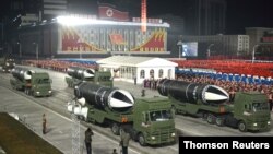 북한이 지난해 1월 평양 김일성광장에서 열린 노동당 제8차 대회 기념 열병식에서 ‘북극성-5ㅅ(시옷)’이라고 적힌 신형 잠수함발사탄도미사일(SLBM)을 공개했다.