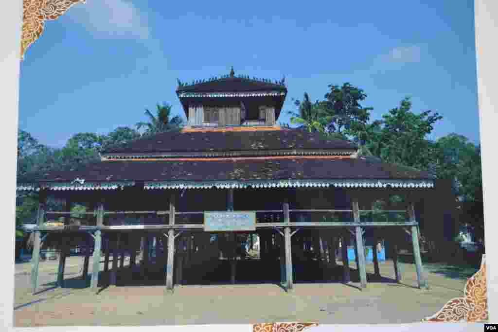 រូបថតមួយនៅក្នុងកម្មវិធីពិព័រណ៍រូបថត «អគារបេតិកភណ្ឌដែលត្រូវគេមើលរំលង» នៅ The Factory Phnom Penh ក្នុងក្រុងភ្នំពេញ និងធ្វើឡើងពីថ្ងៃទី១០ ដល់ថ្ងៃទី១២ ខែសីហា ឆ្នាំ ២០១៩។ (ណឹម សុភ័ក្រ្តបញ្ញា/VOA) 