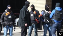 Belgiya politsiyachilari Gare du Midi poyezd bekati tashqarisini qo'riqlamoqda, 22-mart, 2016-yil.