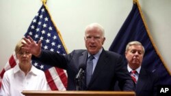 John McCain (au centre) lors d'une conférence de presse, Kaboul, Afghanistan, le 4 juillet 2017. 