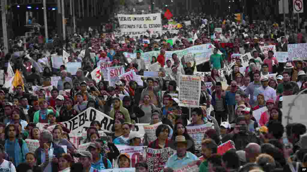 Puluhan ribu demonstran berbaris di jalanan Mexico City,&nbsp;memprotes pemerintah atas hilangnya 43 mahasiswa di negara bagian&nbsp;Guerrero (5/11).&nbsp;(AP/Marco Ugarte) 