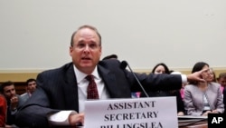 마셜 블링슬리 재무부 테러자금·금융범죄 담당 차관보가 북한의 불법활동과 대북제재에 관한 하원 청문회에서 증언하고 있다.