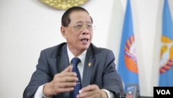 រូបឯកសារ៖ លោក​ សុខ ឥសាន​ អ្នក​នាំ​ពាក្យគណបក្សប្រជាជនកម្ពុជា​ ផ្តល់​បទ​សម្ភាសន៍​ជាមួយ​ VOA​ នៅ​ឯទីស្នាក់ការគណបក្ស​​ ​ក្នុង​រាជធានី​ភ្នំពេញ​ កាល​ពី​ថ្ងៃ​ទី​១២​ ខែ​តុលា​ ឆ្នាំ​២០១៦​។ ​(ហ៊ាន​ សុជាតា​/វីអូអេ)
