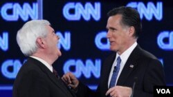 Mantan Ketua DPR AS, Newt Gingrich (kiri) and mantan Gubernur Massachusetts Mitt Romney saling melontarkan serangan dalam debat di Florida.