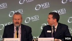 1일 미국 워싱턴 한미경제연구소에서 열린 강연에서 북한 경제 전망에 대해 발표한 아이단 포스터-카터 박사(왼쪽).