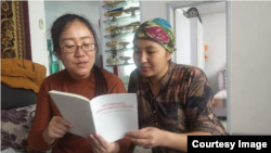 和维吾尔“亲戚”学习19大报告(白道仁提供）