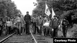 Paul Gunter (right side walking inside tracks) leads demonstrators to the Seabrook nuclear power plant construction site August 1, 1976, for the first non-violent civil disobedience by 18 members of the Clamshell Alliance. (Photo: Lionel Delevingne)