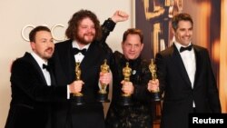 Гинтс Зилбалодис, Матисс Каза, Рон Дайенс и Грегори Залwман c «Оскаром» за лучший анимационный полнометражный фильм «Поток». 2 марта 2025 года. REUTERS/Дэниел Коул
