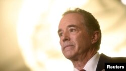 Chris Collins saat diwawancara di Philadelphia, 25 Januari 2017. 