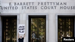 Demonstrant ispred zgrade suda u Washingtonu (Foto: REUTERS/Kevin Wurm)