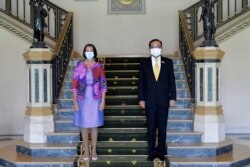 Utusan Khusus PBB untuk Myanmar Christine Schraner Burgener (kiri) bersama PM Thailand Prayuth Chan-ocha di Wisma Tamu Pemerintah Thailand di Bangkok, 14 Mei 2021. (Foto: Jubir Kemenlu Thailand via AP)