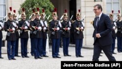 Predsednik Srbije Aleksandar Vučić prolazi pored francuskih vojnika ispred predsedničke palate na Jelisejskim poljima, pred susret sa Emanuelom Makronom (Foto: AP/Jean-Francois Badias) 