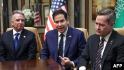 امریکی وزیر خارجہ مارکو روبیو، سینٹر، وائٹ ہاؤس کے قومی سلامتی کے مشیر مائیک والٹز، دائیں اور امریکی خصوصی ایلچی اسٹیو وٹ کوف، 18 فروری، 2025 کو ریاض، سعودی عرب میں، روسی حکام سے ملاقات کے بعد ایک انٹرویو کے دوران۔