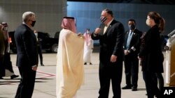 마이크 폼페오 장관이 22일 사우디 아라비아의 네옴 베이 공항에 도착해 사우디 외무장관인 파이살 빈 파르한 왕자와 인사를 나누고 있다. 