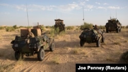 Soldats français patrouillant dans le nord de Tombouctou le 6 novembre 2014.