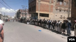 Yemeni tribesmen gather for traditional arbitration after men from one tribe broke into the yard of members of a competing tribe and beat up some of the residents, Sana'a, September 2015. (VOA/A. Mojalli)