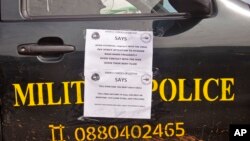 Sebuah mobil polisi di Liberia dengan lembar pengumuman tertempel di pintunya yang berbunyi "Informasikan kepada semua orang tentang Ebola" berpatroli di kota Monrovia, Liberia, untuk mencegah kepanikan masyarakat dengan merebaknya virus Ebola (1/8). 