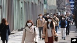 2일 일본 도쿄에서 마스크를 쓴 행인들.