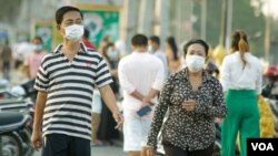 រូបឯកសារ៖ ពលរដ្ឋ​កម្ពុជា​​ពាក់ម៉ាស់​​ ខណៈ​កម្ពុជា​កំពុង​ប្រឈម​ការ​រាតត្បាត​នៃ​ជំងឺកូវីដ១៩​ នៅ​ភ្នំពេញ ថ្ងៃទី១០ ខែមីនា​ ឆ្នាំ២០២១។​ (ហ៊ាន​ សុជាតា/វីអូអេ)