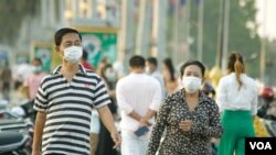 ពលរដ្ឋ​កម្ពុជា​​ពាក់ម៉ាស់​​ ខណៈ​កម្ពុជា​កំពុង​ប្រឈម​ការ​រាតត្បាត​នៃ​ជំងឺកូវីដ១៩​ នៅ​ភ្នំពេញ ថ្ងៃទី១០ ខែមីនា​ ឆ្នាំ២០២១។​ (ហ៊ាន​ សុជាតា/វីអូអេ)